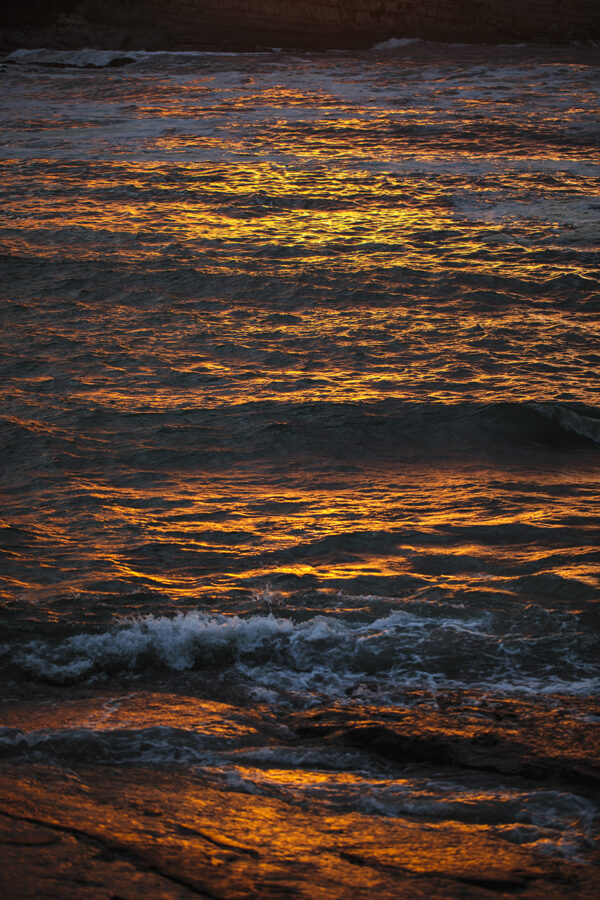 Fotografía exclusiva de oceano dorado al atardecer ÁUREO